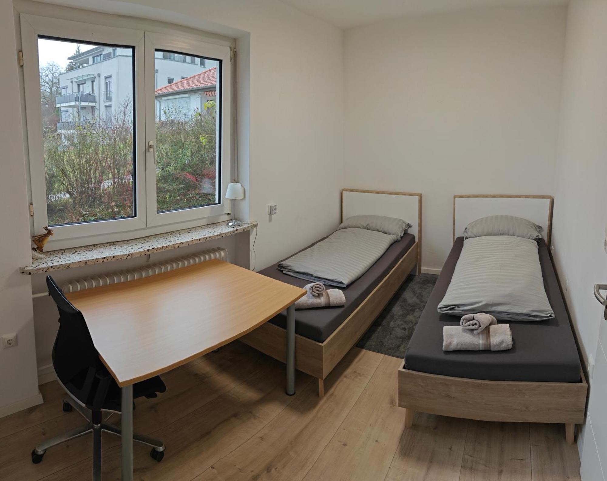 Ferienwohnung "Sorgenfrei" In Coburg ! - Im Eg Mit Privatparkplatz & Balkon Luaran gambar