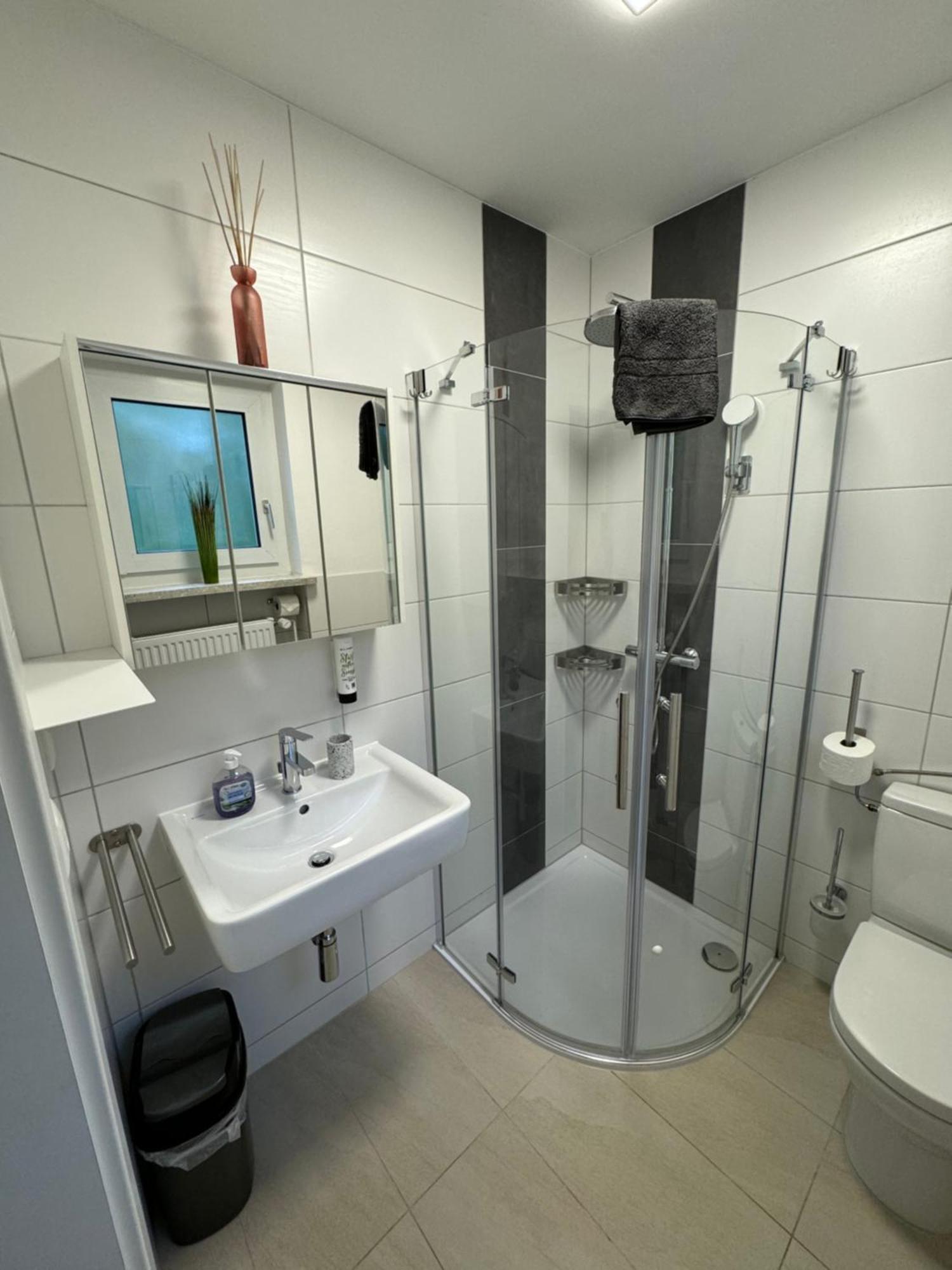 Ferienwohnung "Sorgenfrei" In Coburg ! - Im Eg Mit Privatparkplatz & Balkon Luaran gambar